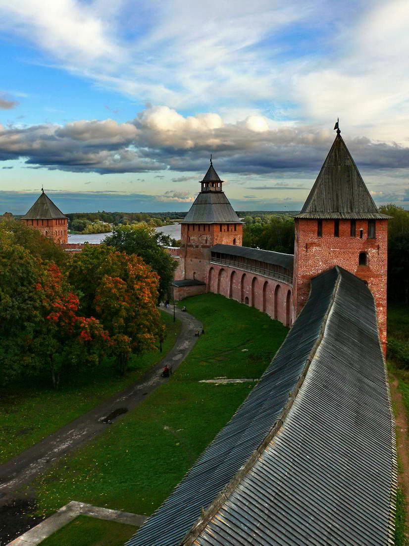 Стены и башни Новгородского кремля